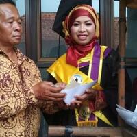 anaknya-cum-laude-tukang-sate-gratiskan-dagangannya-di-arena-wisuda