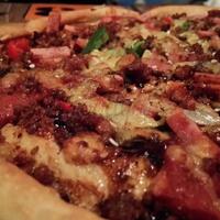 mahasiswa-depok-masuk-tempat-nongkrong-di-depok-buat-ngerjain-tugas