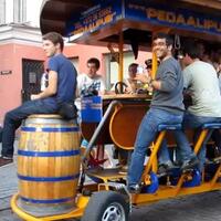 beer-bike-yang-unik-namun-kini-sudah-dilarang-oleh-pemerintah-amsterdam