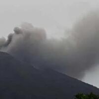 gunung-agung-meletus