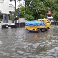 hujan-badai-siang-ini-jakarta-dipenuhi-banjir-di-sejumlah-titik