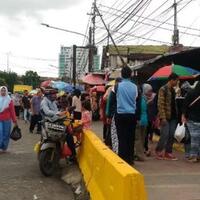 mulai-besok-jalan-di-depan-stasiun-tanah-abang-ditutup-pkl-bebas-berjualan