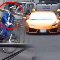 polisi-bersepeda-tilang-lamborghini