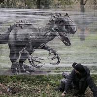 seniman-ini-membuat-karya-graffiti-di-atas-plastik-wrap