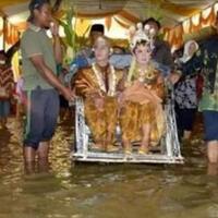 lagi-hanya-ada-di-indonesia-menikah-ditengah-banjir