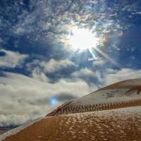 mendadak-diselimuti-salju-setebal-40-cm-ada-apa-di-sahara