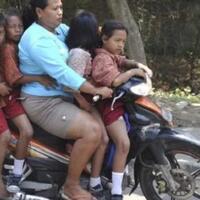 ayo-bantu-emak-yang-satu-ini-sedang-dicari---cari-oleh-toko-swalayan-besar