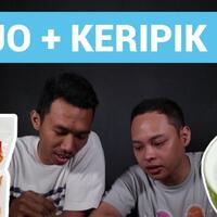 makan-bubur-kacang-ijo-pakai-keripik-singkong