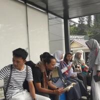 membaca-buku-gratis-di-halte-bandung