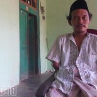 pria-difabel-ini-sudah-22-tahun-mengabdikan-diri-jadi-guru-dengan-honor-apa-adanya