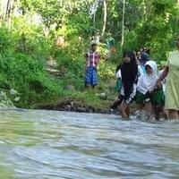 jembatan-tidak-ada-ke-sekolah-naik-kuda