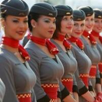 10-seragam-pramugari-terbaik-di-dunia-yang-bikin-pengen-terbang-bersama-mereka
