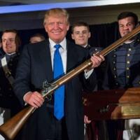 trump-persenjatai-guru-bisa-cegah-penembakan-di-sekolah