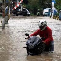 tips-kendaraan-roda-dua-menerjang-banjir
