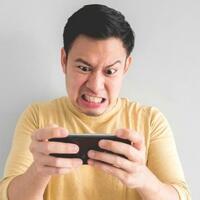 6-situasi-paling-menyebalkan-saat-main-game-online-di-hp-bisa-bikin-bete-seharian