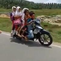 kids-jaman-now-edan-enam-bocah-berboncengan-dalam-satu-sepeda-motor