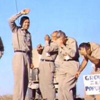 gila5-orang-ini-quotnekatquot-berdiri-dibawah-ledakan-bomb-nuklirgan