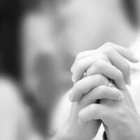 berpegangan-tangan-membuat-kita-lebih-bahagia