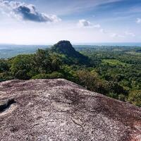 melihat-pemandangan-belitung-dari-atas-bukit-batu-baginde-yuk