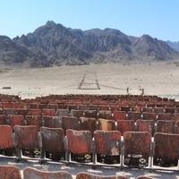 horor-misteri-penampakan-bioskop-quotterbengkalaiquot-di-tengah-gurun-pasir