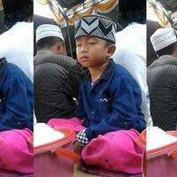 kocak--ngantuk-berat-saat-ikut-tahlil-lihat-cara-anak-ini-agar-matanya-tetap-melek
