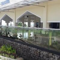 masjid-sukabumi-ini-memiliki-pagar-dari-aquarium-ikan-hias