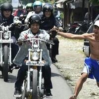 ini-dia-sosok-pria-nekat-bertelanjang-dada-yang-colek-jokowi-saat-touring