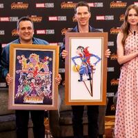 senyum-benedict-cumberbatch-terima-wayang-kulit-doctor-strange-dari-seniman-indonesia
