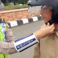 mengquotklikquotkan-helm-itu-tak-sesulit-seperti-mengquotklikquotkan-hatimu-padanya-loh