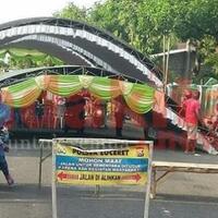 jalan-raya-di-pakai-untuk-hajatan-yeay-or-nay