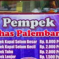 agan-pilih-mana-makan-pempek-kuah-siram-atau-pisah