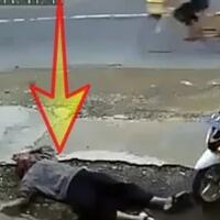 ngakak-tak-ingin-diputus-pemuda-ini-memukul-kepala-sendiri--pura-pura-pingsan