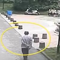 pria-tua-renta-ini-mengalami-nasib-sial-saat-sedang-berjalan-jalan-di-taman-di-cina