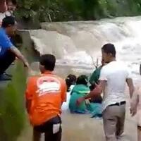 miris-anak-anak-ini-nekat-pertaruhkan-nyawa-berenang-di-arus-deras-demi-bersekolah