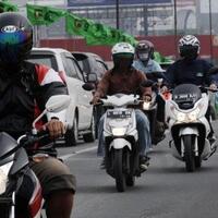 momen-apa-saja-yang-suka-dilirik-pengendara-motor-di-jalan