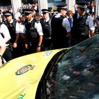 nah-loh-supporter-cewek-cantik-yang-quotmerusakquot-mobil-ambulan-dicari-polisi