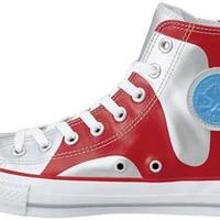 tampil-beda-dan-bernostalgia-dengan-ultramen-coba-sepatu-converse-ultramen-edition