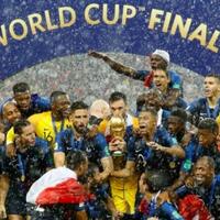 asiknya-streaming-final-piala-dunia-2018-ditemani-cewe-cantik
