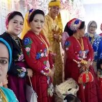 udah-kayak-toko-emas-berjalan-tingkah-satu-keluarga-di-pesta-pernikahan