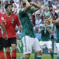 pesepak-bola-pegang-kepala-kalau-gagal-cetak-gol-ini-alasannya