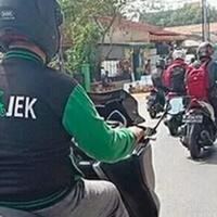 geger-pria-berjaket-ojol-skutiknya-mahalan-dari-toyota-sienta