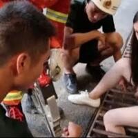 wow-kaki-mulus-dan-putih--cewek-cantik-16-tahun--ini-nyangkut-di-gotpetugas-damkar