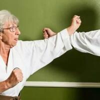 sembuh-dari-kanker-serviks-nenek-75-tahun-ini-raih-juara-karate-goks