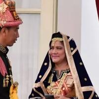 riasan-wajah-ibu-negara-untuk-upacara-17-agustus-mendapat-sentuhan-dari-pria-ini
