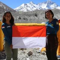 iniindonesiaku-dan-2-pendaki-wanita-indonesia-yang-berhasil-mencetak-sejarah-baru