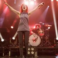atraktifnya-hayley-williams-di-konser-paramore-yang-riuh-dan-penuh-enerjik