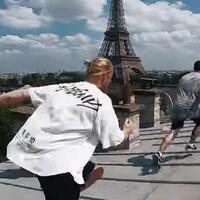 parkour-keren-di-rooftop-paris-kalau-dilakuin-di-jkt-digebukin-orang