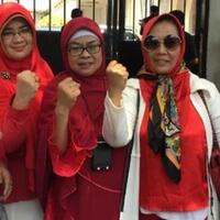 emak-emak-demo-di-depan-kpu-minta-jokowi-mundur-sebagai-presiden