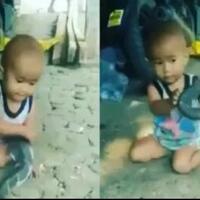 ortu-edan-anaknya-main-sama-ular-kobra-sengaja-dibiarkan--direkam-biar-terkenal