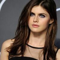 10-potret-alexandra-daddario-bintang-panas-bermata-biru